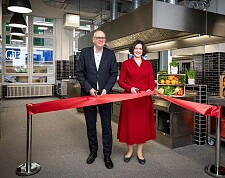 Bürgermeister Andreas Bovenschulte und Senatorin Kathrin Moosdorf eröffnen das Forum Küche.