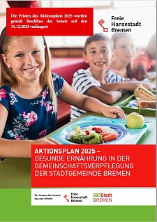 Deckblatt der Broschüre Aktionsplan 2025 - Gesunde Ernährung in der Gemeinschaftsverpflegung der Stadtgemeinde Bremen: Kinder freuen sich über ein leckeres Mittagessen