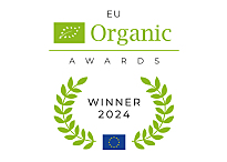 Das Bild zigt das Logo der EU Organic Awards 2024. Oben ist ein Blatt-Symbol mit „EU Organic“, darunter steht „AWARDS“. In einem grünen Blattkranz steht „WINNER 2024“, mit einer EU-Flagge am unteren Rand. © Europäische Union, 1995–2024